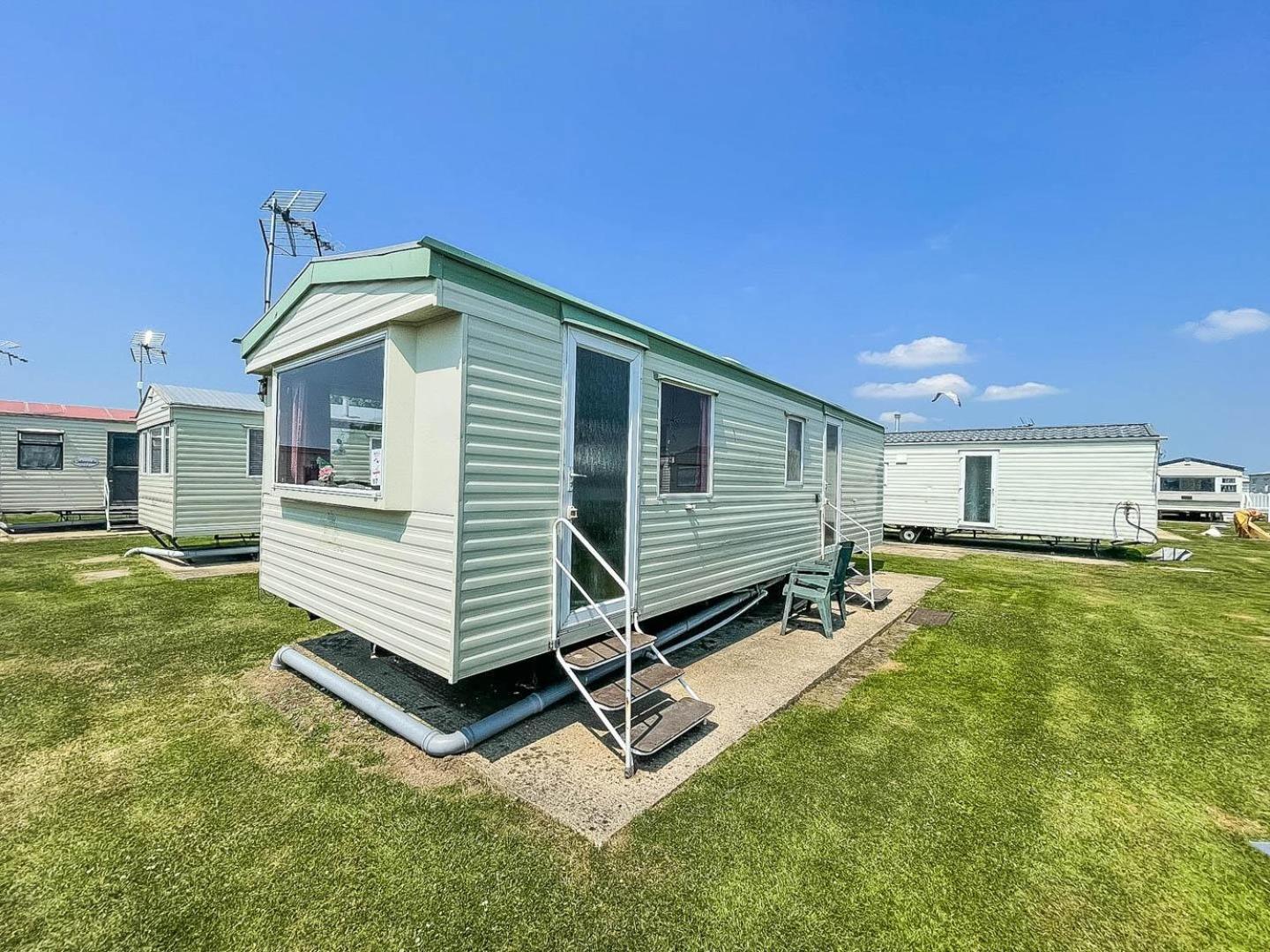 6 Berth Caravan For Hire At Martello Beach Holiday Park In Essex Ref 29017Y Hotel Clacton-on-Sea Exterior photo